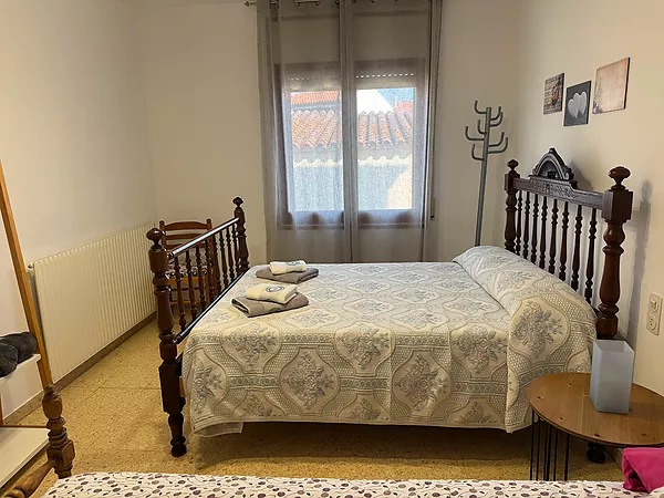 Acollidora casa en planta baixa amb gran jardí i garatge