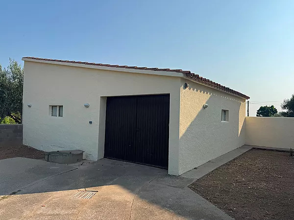 Acollidora casa en planta baixa amb gran jardí i garatge