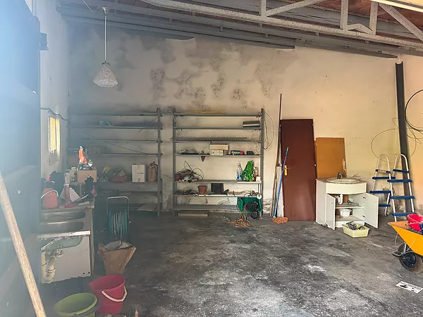 Acollidora casa en planta baixa amb gran jardí i garatge