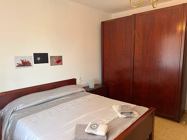 Acollidora casa en planta baixa amb gran jardí i garatge