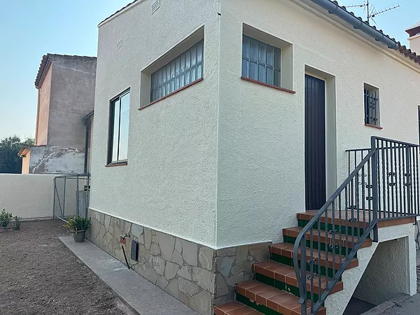 Acollidora casa en planta baixa amb gran jardí i garatge
