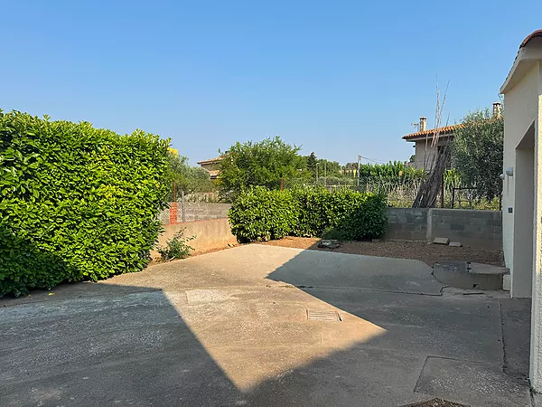 Acollidora casa en planta baixa amb gran jardí i garatge