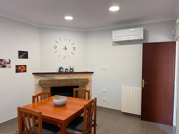 Acollidora casa en planta baixa amb gran jardí i garatge