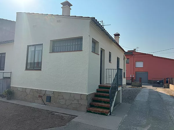 Acollidora casa en planta baixa amb gran jardí i garatge