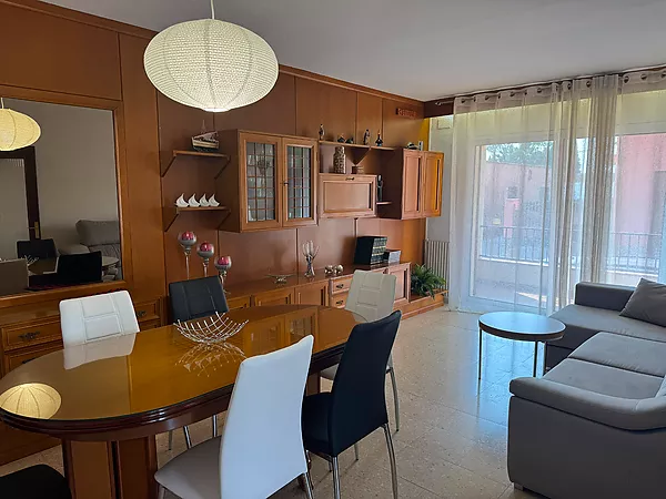 Acollidora casa en planta baixa amb gran jardí i garatge