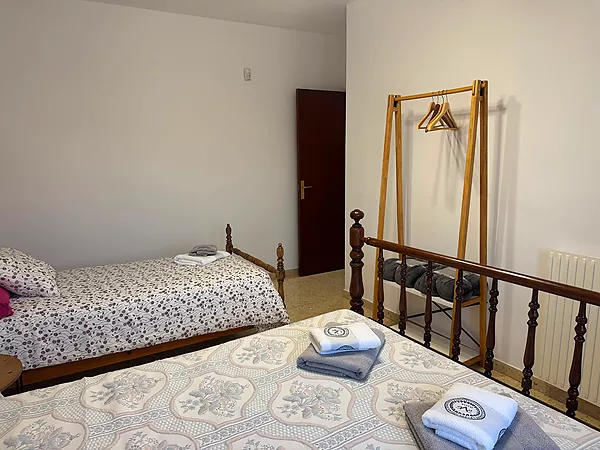 Acollidora casa en planta baixa amb gran jardí i garatge