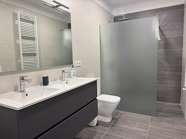 Acollidora casa en planta baixa amb gran jardí i garatge