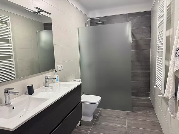 Acollidora casa en planta baixa amb gran jardí i garatge