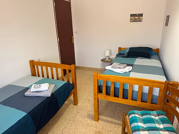 Acollidora casa en planta baixa amb gran jardí i garatge