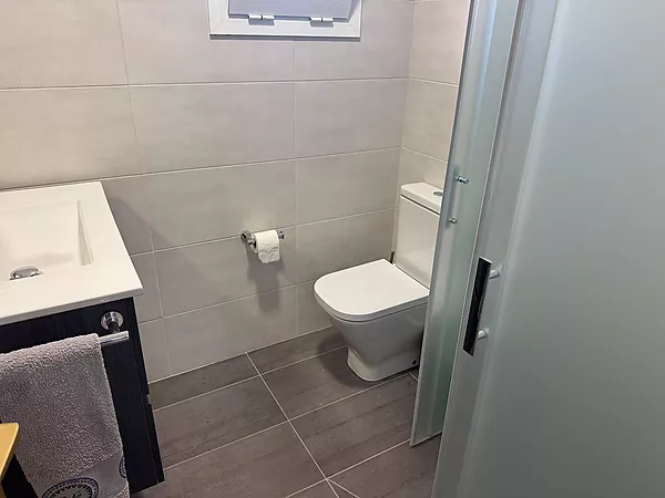 Acollidora casa en planta baixa amb gran jardí i garatge