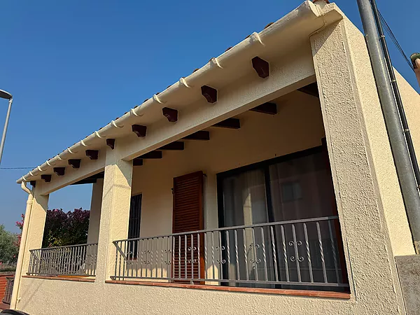 Acollidora casa en planta baixa amb gran jardí i garatge