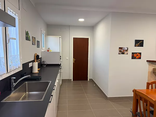 Acollidora casa en planta baixa amb gran jardí i garatge