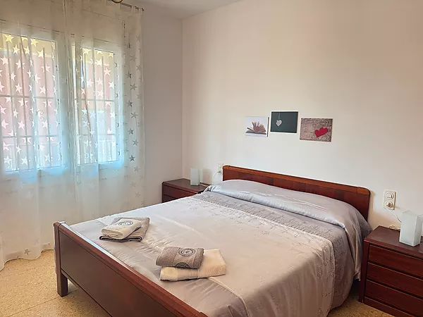 Acollidora casa en planta baixa amb gran jardí i garatge