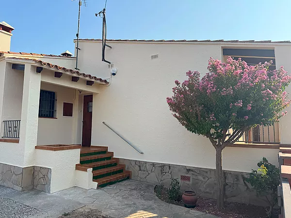 Acollidora casa en planta baixa amb gran jardí i garatge