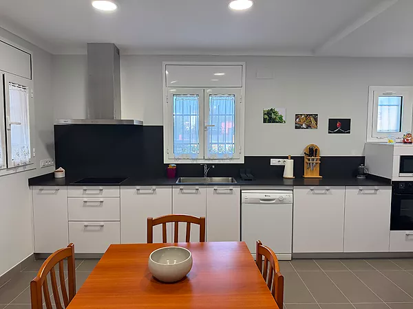 Acollidora casa en planta baixa amb gran jardí i garatge