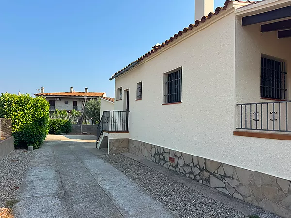 Acollidora casa en planta baixa amb gran jardí i garatge