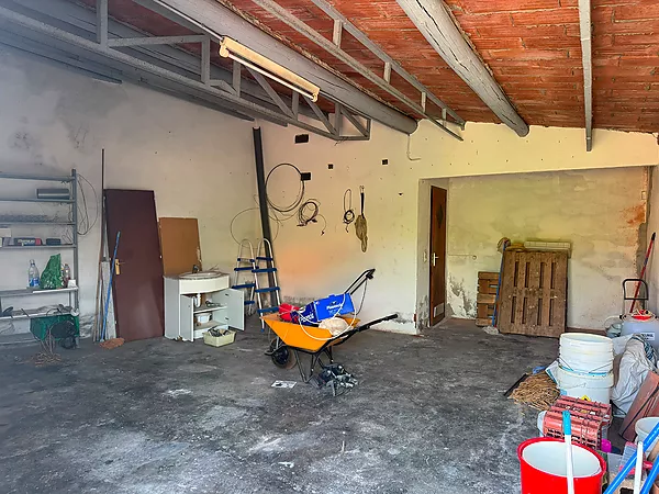 Acollidora casa en planta baixa amb gran jardí i garatge