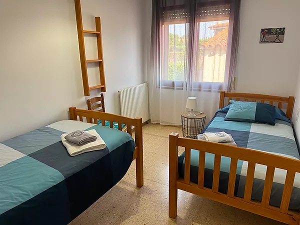 Acollidora casa en planta baixa amb gran jardí i garatge
