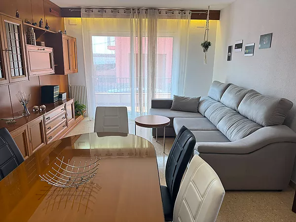 Acollidora casa en planta baixa amb gran jardí i garatge