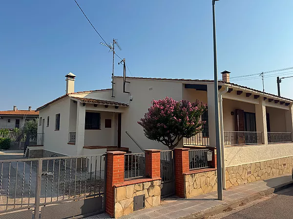 Acollidora casa en planta baixa amb gran jard&iacute; i garatge