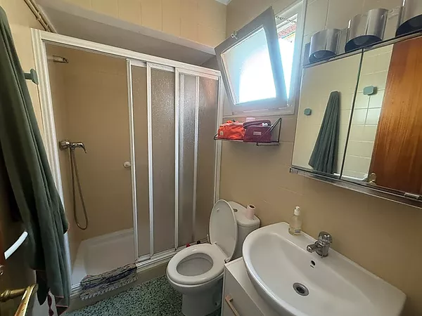 Appartement confortable de 3 chambres avec terrasse privée à Colera