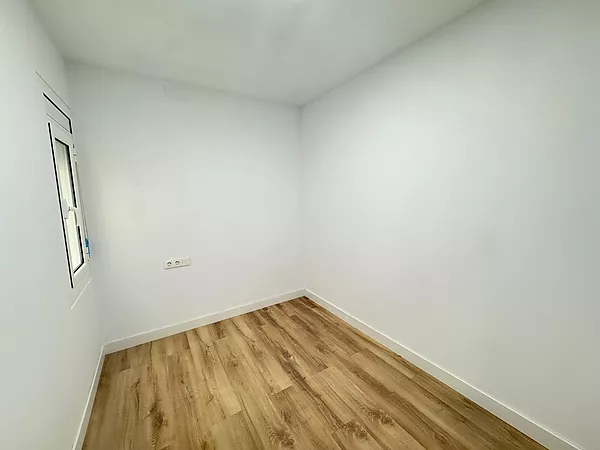 Exclusiva planta baja con salida a estrenar en el centro de Colera