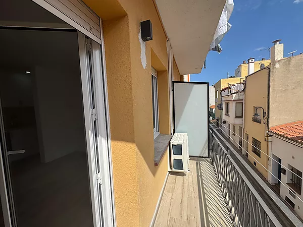 Exclusiva planta baja con salida a estrenar en el centro de Colera
