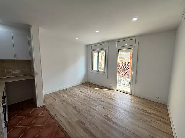 Exclusiva planta baja con salida a estrenar en el centro de Colera