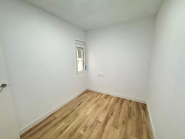 Exclusiva planta baja con salida a estrenar en el centro de Colera