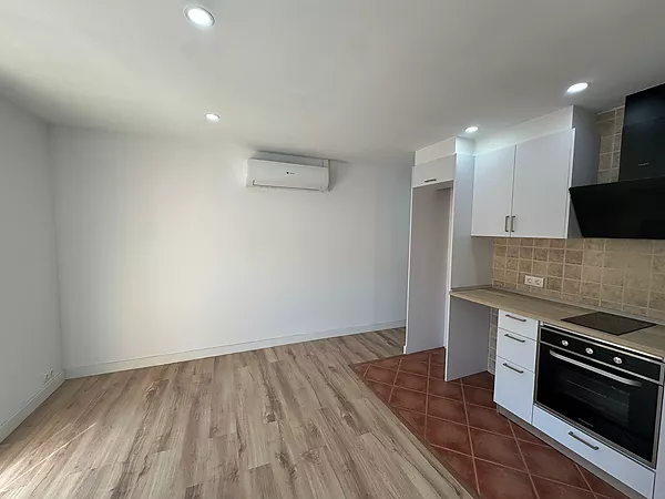 Exclusiva planta baja con salida a estrenar en el centro de Colera