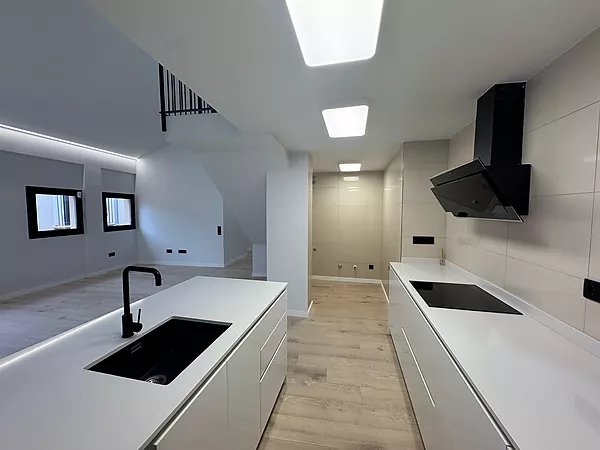 Exclusif penthouse en duplex dans un immeuble neuf du centre historique de Figueres.