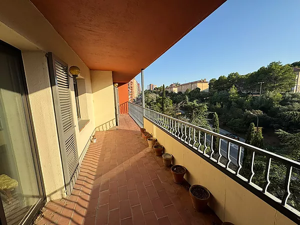 Pis familiar de 4 habitacions amb espectacular terrassa i dues places de pàrquing
