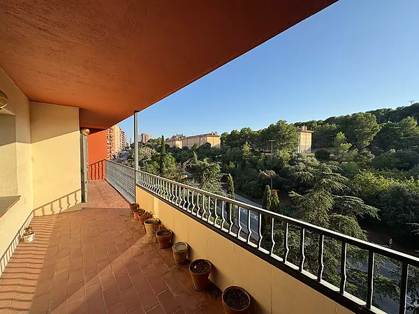 Pis familiar de 4 habitacions amb espectacular terrassa i dues places de pàrquing