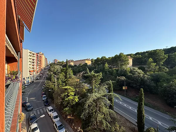 Pis familiar de 4 habitacions amb espectacular terrassa i dues places de pàrquing