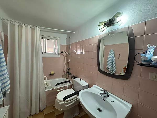 Pis familiar de 4 habitacions amb espectacular terrassa i dues places de pàrquing