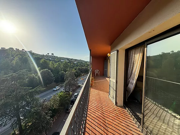 Pis familiar de 4 habitacions amb espectacular terrassa i dues places de pàrquing