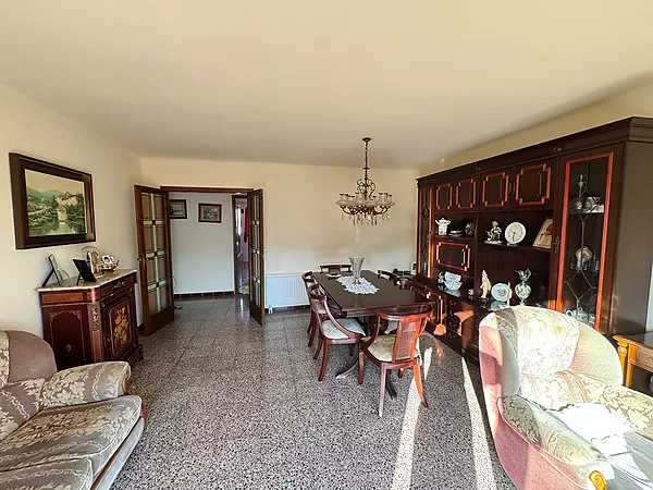 Pis familiar de 4 habitacions amb espectacular terrassa i dues places de pàrquing