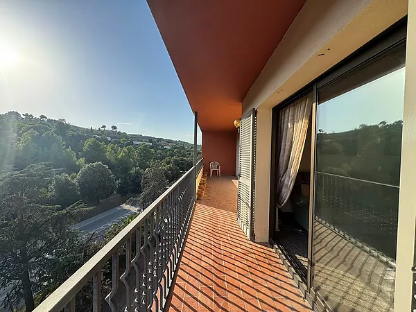 Pis familiar de 4 habitacions amb espectacular terrassa i dues places de pàrquing