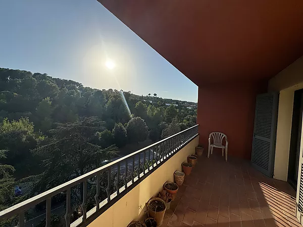Pis familiar de 4 habitacions amb espectacular terrassa i dues places de pàrquing