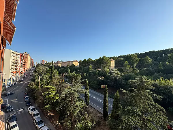 Pis familiar de 4 habitacions amb espectacular terrassa i dues places de pàrquing