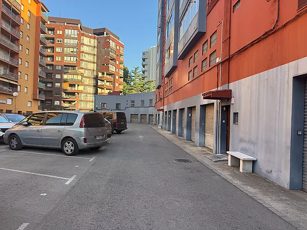 Pis familiar de 4 habitacions amb espectacular terrassa i dues places de pàrquing