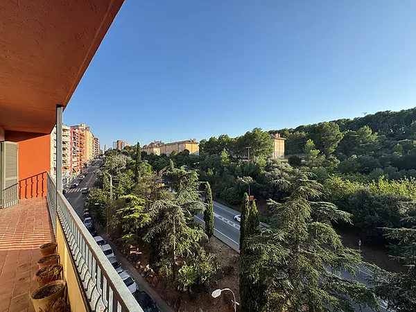 Pis familiar de 4 habitacions amb espectacular terrassa i dues places de pàrquing