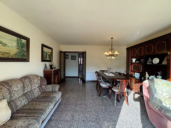 Pis familiar de 4 habitacions amb espectacular terrassa i dues places de pàrquing
