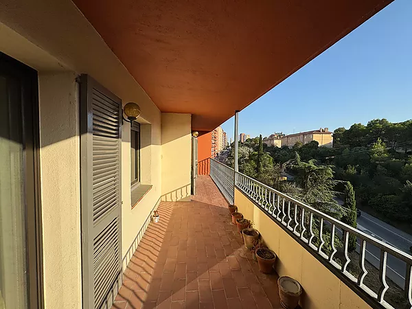 Pis familiar de 4 habitacions amb espectacular terrassa i dues places de pàrquing