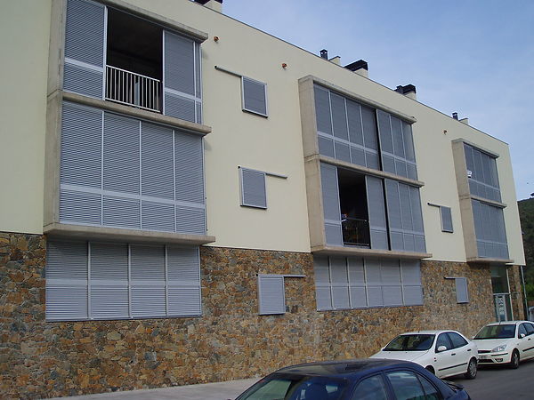 Duplex con vistas delante del parque infantil de Colera
