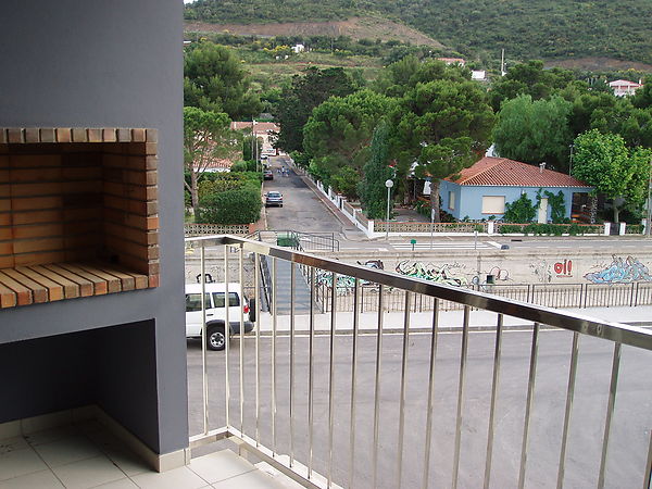 Duplex con vistas delante del parque infantil de Colera