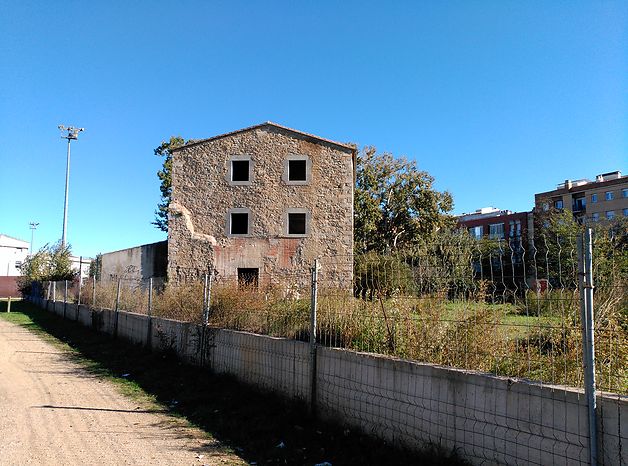 Espectacular masia en venda al centre de Girona. Interior per definir segons necessitats.
