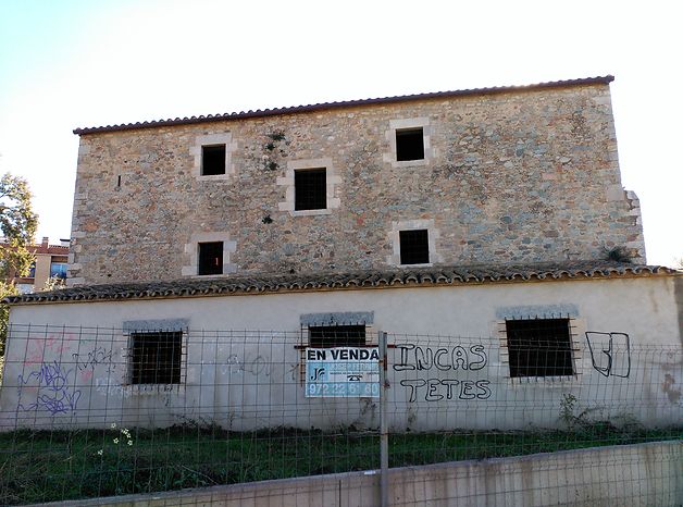 Espectacular masia en venda al centre de Girona. Interior per definir segons necessitats.
