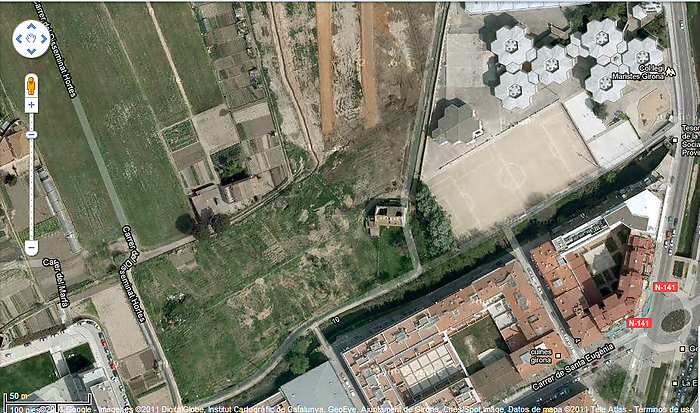 Espectacular masia en venda al centre de Girona. Interior per definir segons necessitats.