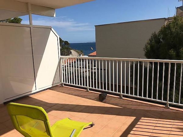 Alquiler de verano de un estudio en la Rovellada con terraza y vistas al mar 